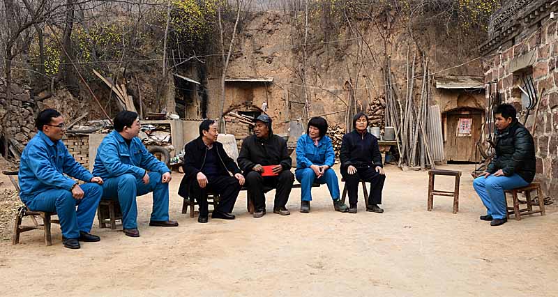 公司領導春節前為困難職工“送溫暖”